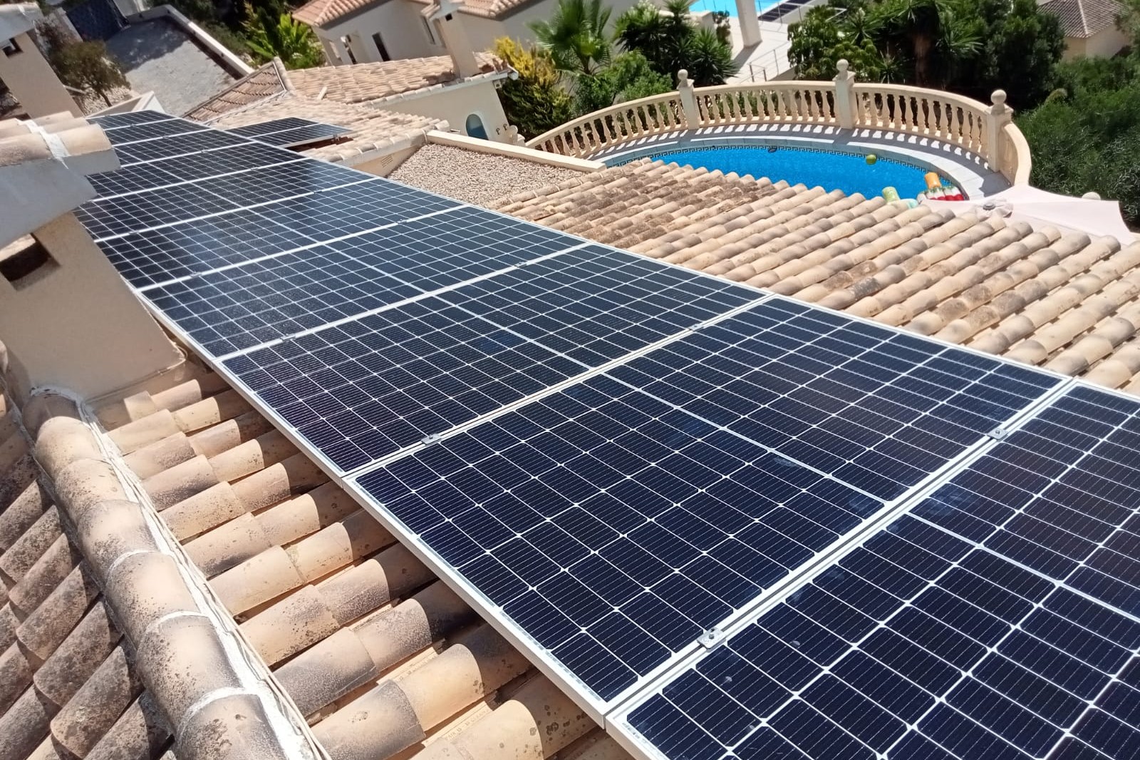 12X 380 wp Paneles Solares, Teulada, Alicante (Sistema híbrido)