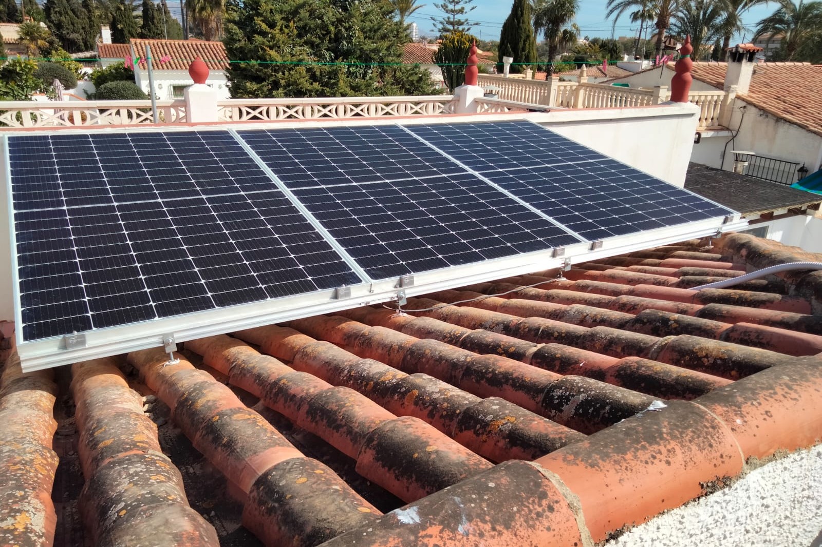 8X 385 wp Zonnepanelen, Alfas del Pi, Alicante (hybride systeem)