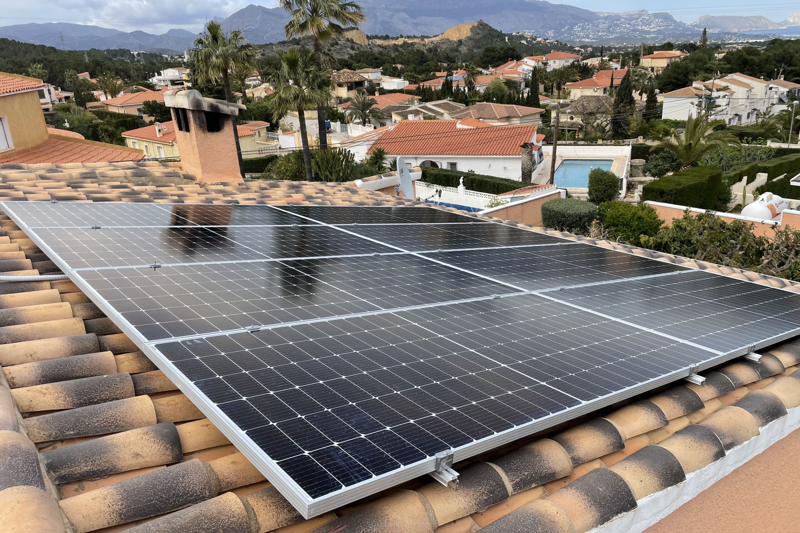 16X 455 wp Paneles Solares, La Nucia, Alicante (Sistema híbrido)