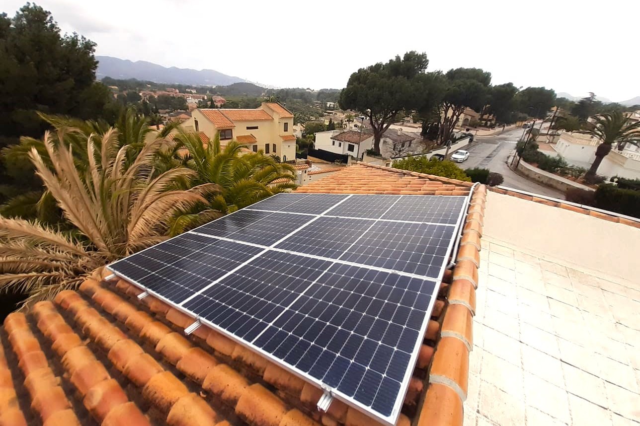 12X 385 wp Solar Panels, L'Alfaz del Pi, Alicante (Hybrid system)