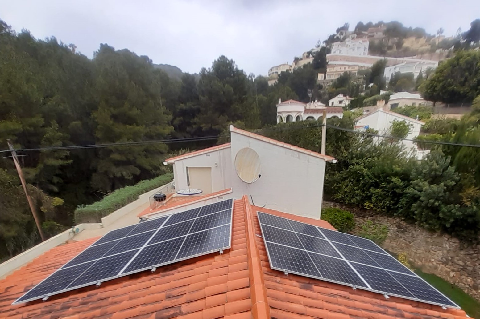 Paneles Solares 12X 385 wp, Benissa, Alicante (Sistema híbrido)