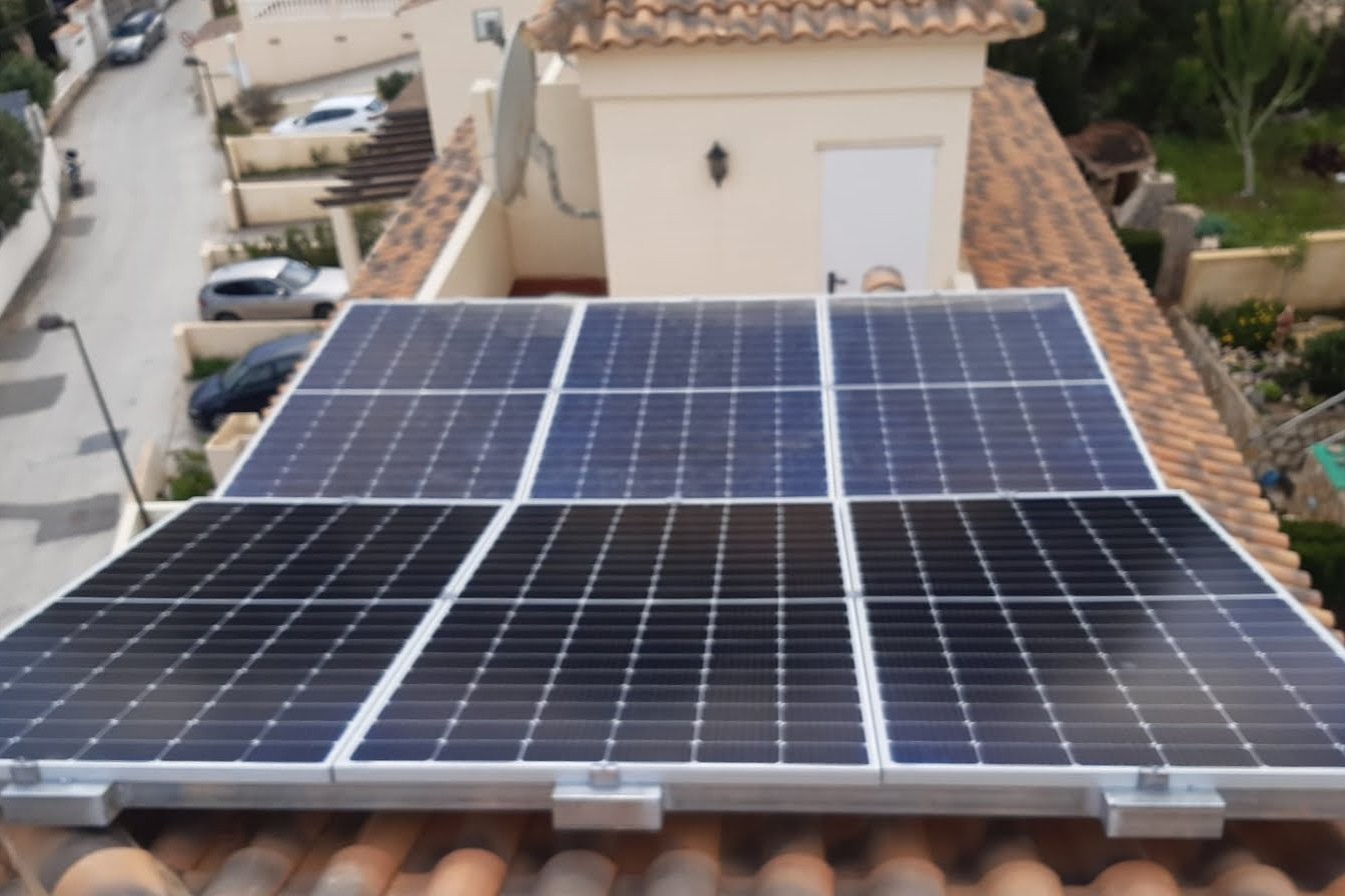 9X 385 wp Paneles Solares, Calpe, Alicante (Sistema híbrido)