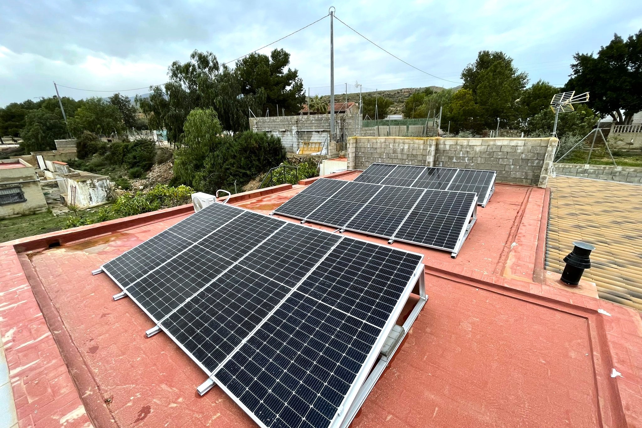 12X 455 wp Paneles Solares, Crevillente, Alicante (Sistema híbrido)