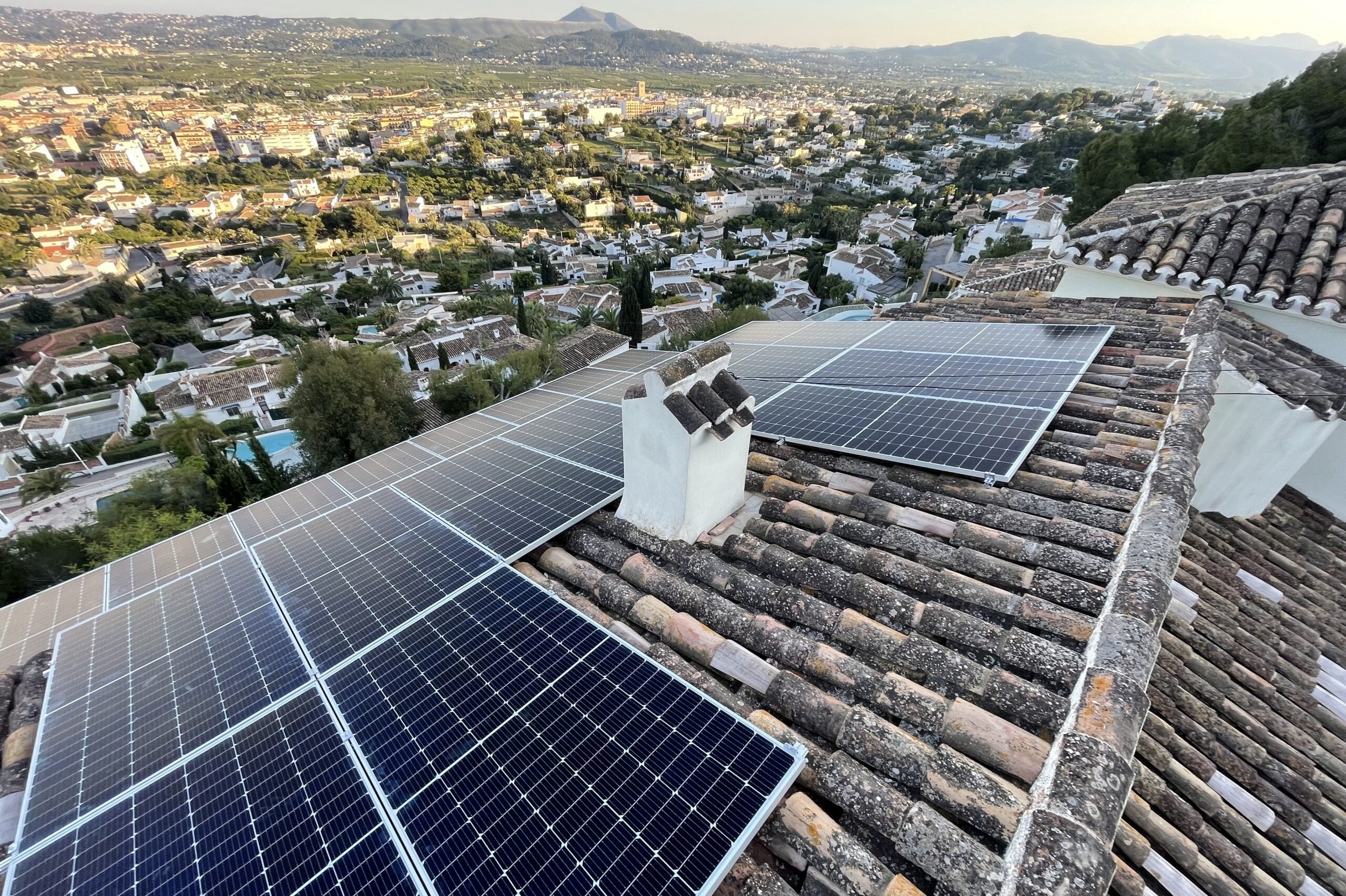 25X 460 wp Paneles Solares, Javea, Alicante (Sistema híbrido)