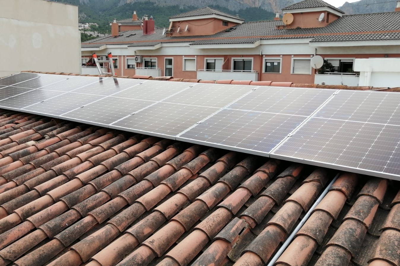 8X 385 wp Paneles Solares, Polop Alicante (Sistema Híbrido)